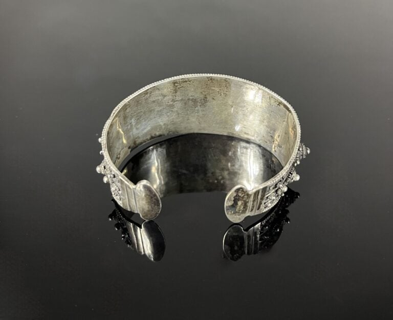 ** Cambodge - Parure en argent comprenant un collier, un bracelet jonc, bracele…
