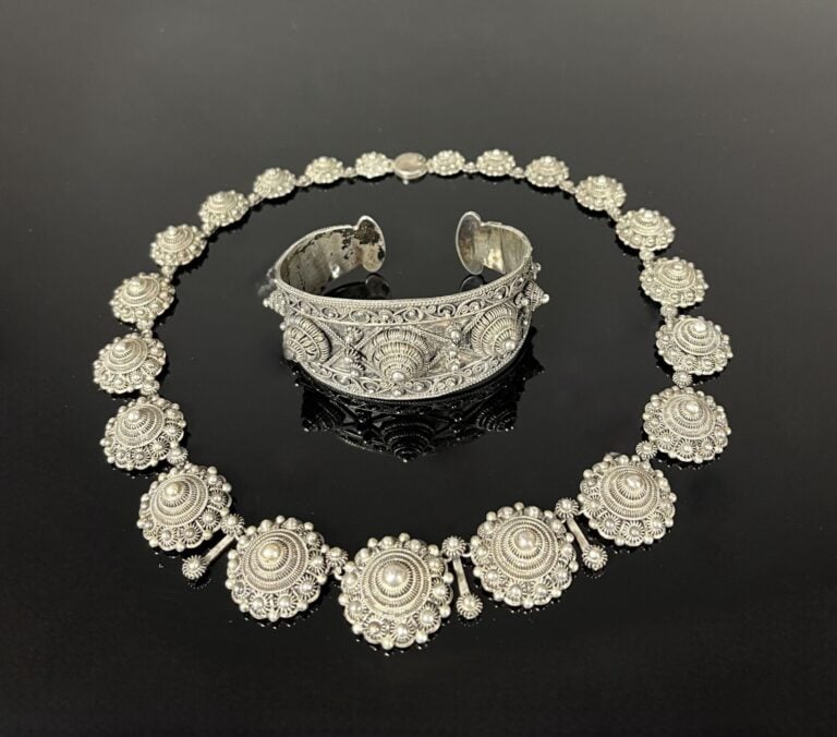 ** Cambodge - Parure en argent comprenant un collier, un bracelet jonc, bracele…