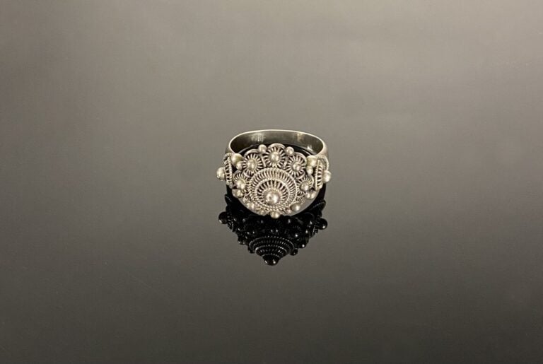 ** Cambodge - Parure en argent comprenant un collier, un bracelet jonc, bracele…