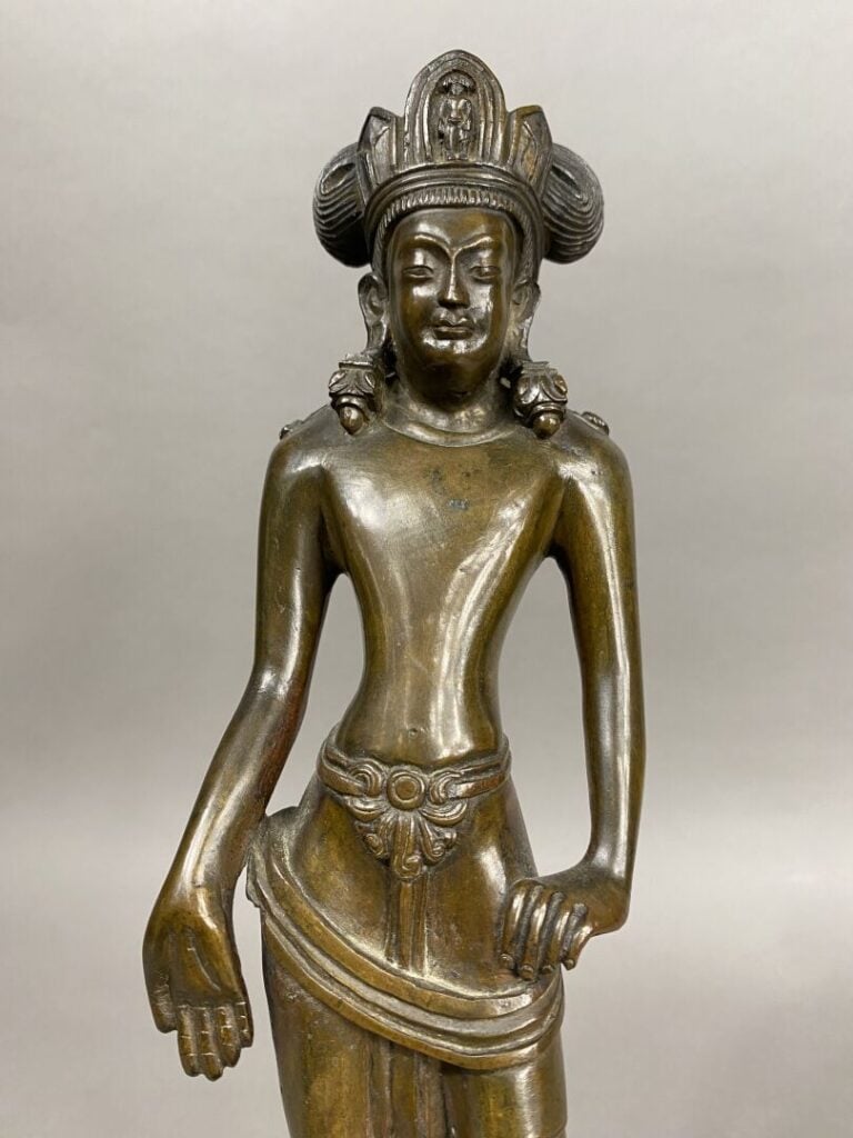 Cambodge - Sujet en bronze représentant une divinité debout sur un socle ajouré…