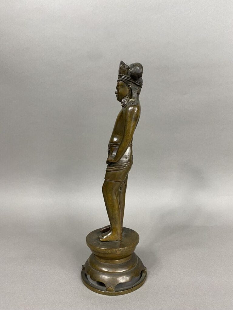 Cambodge - Sujet en bronze représentant une divinité debout sur un socle ajouré…