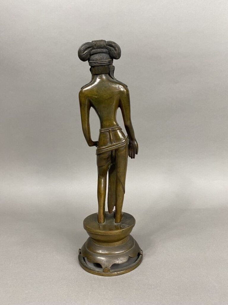Cambodge - Sujet en bronze représentant une divinité debout sur un socle ajouré…