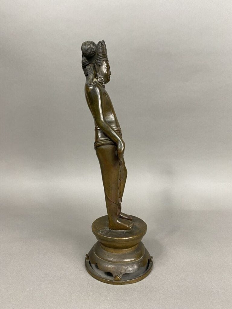 Cambodge - Sujet en bronze représentant une divinité debout sur un socle ajouré…