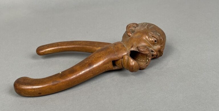 CASSE-NOIX en bois sculpté figurant Georges Clemenceau - Hauteur : 22 cm