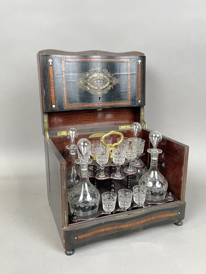 CAVE A LIQUEUR en bois noirci et placage de marqueterie avec incrustations de c…