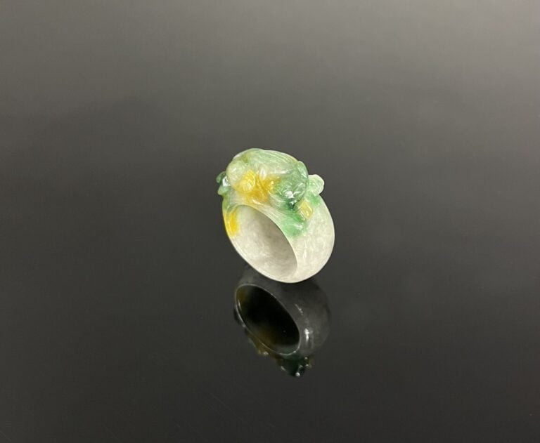 Chine - Bague dit d'archer en jade sculpté à décor d'un chien de Fô - D: 2 cm -…