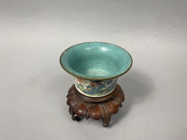 Chine - Bol à paroi évasée sur court pied en céramique émaillée polychrome, dan…