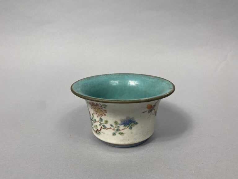 Chine - Bol à paroi évasée sur court pied en céramique émaillée polychrome, dan…