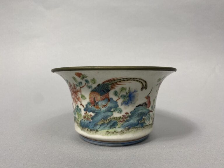 Chine - Bol à paroi évasée sur court pied en céramique émaillée polychrome, dan…