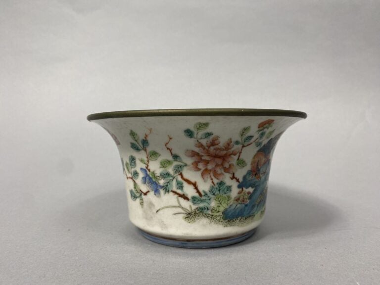 Chine - Bol à paroi évasée sur court pied en céramique émaillée polychrome, dan…
