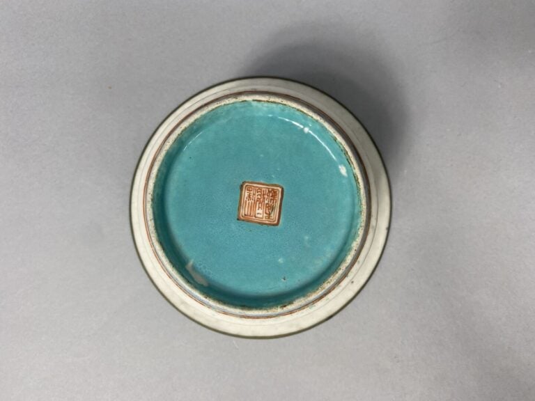 Chine - Bol à paroi évasée sur court pied en céramique émaillée polychrome, dan…