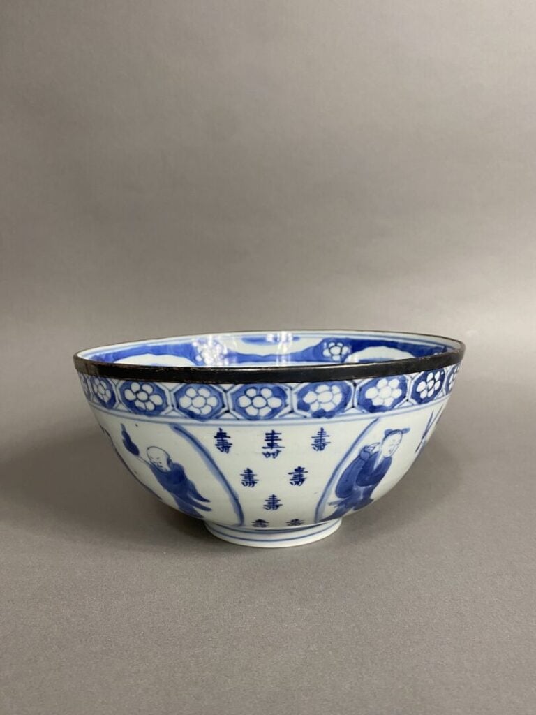 Chine - Bol en porcelaine à décor bleu blanc de médaillons d'immortels et servi…