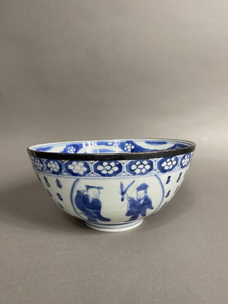 Chine - Bol en porcelaine à décor bleu blanc de médaillons d'immortels et servi…