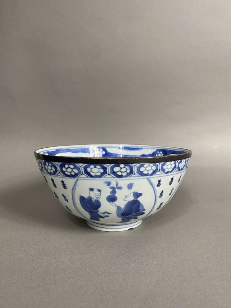 Chine - Bol en porcelaine à décor bleu blanc de médaillons d'immortels et servi…