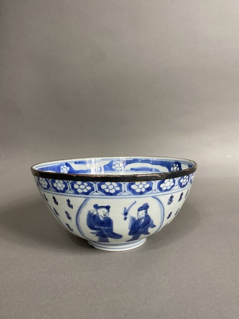 Chine - Bol en porcelaine à décor bleu blanc de médaillons d'immortels et servi…