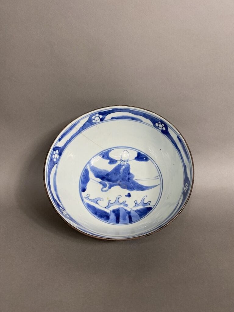 Chine - Bol en porcelaine à décor bleu blanc de médaillons d'immortels et servi…