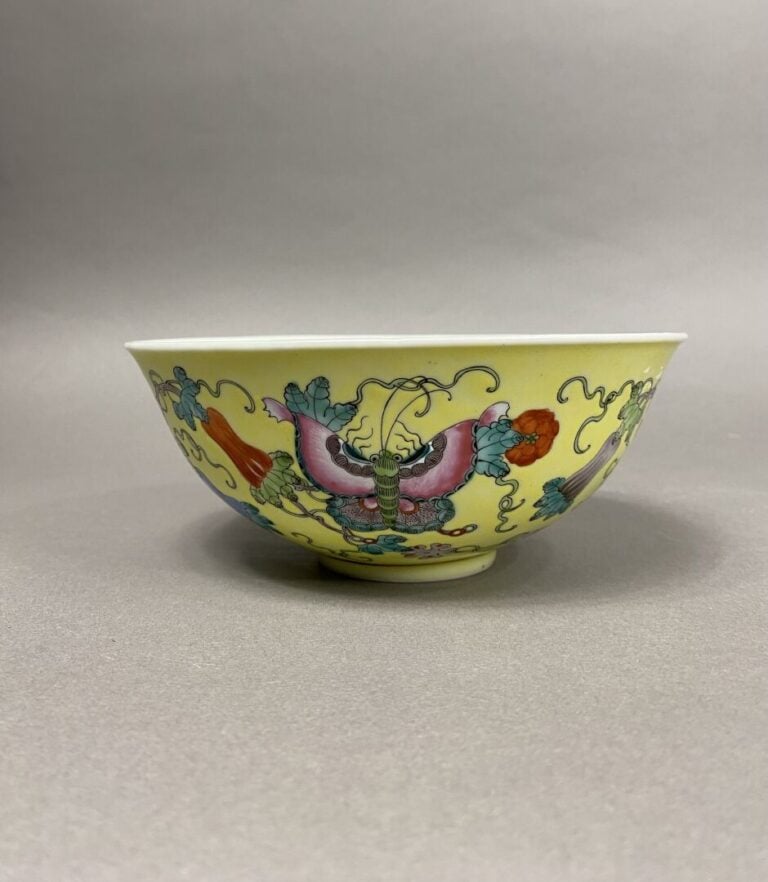 Chine - Bol en porcelaine et émaux polychromes sur fond jaune pâle à décor de f…