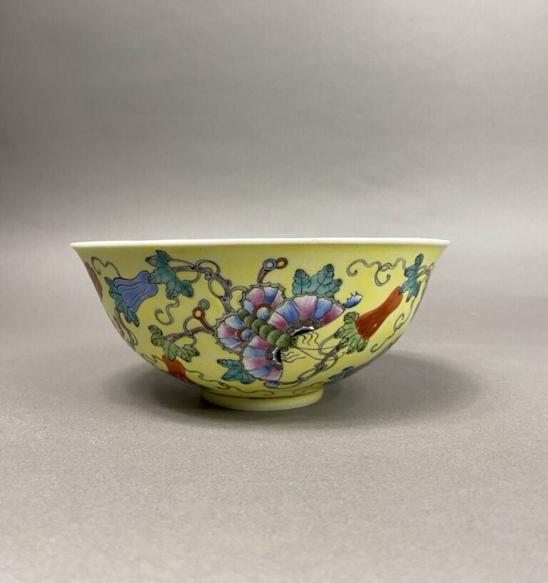 Chine - Bol en porcelaine et émaux polychromes sur fond jaune pâle à décor de f…