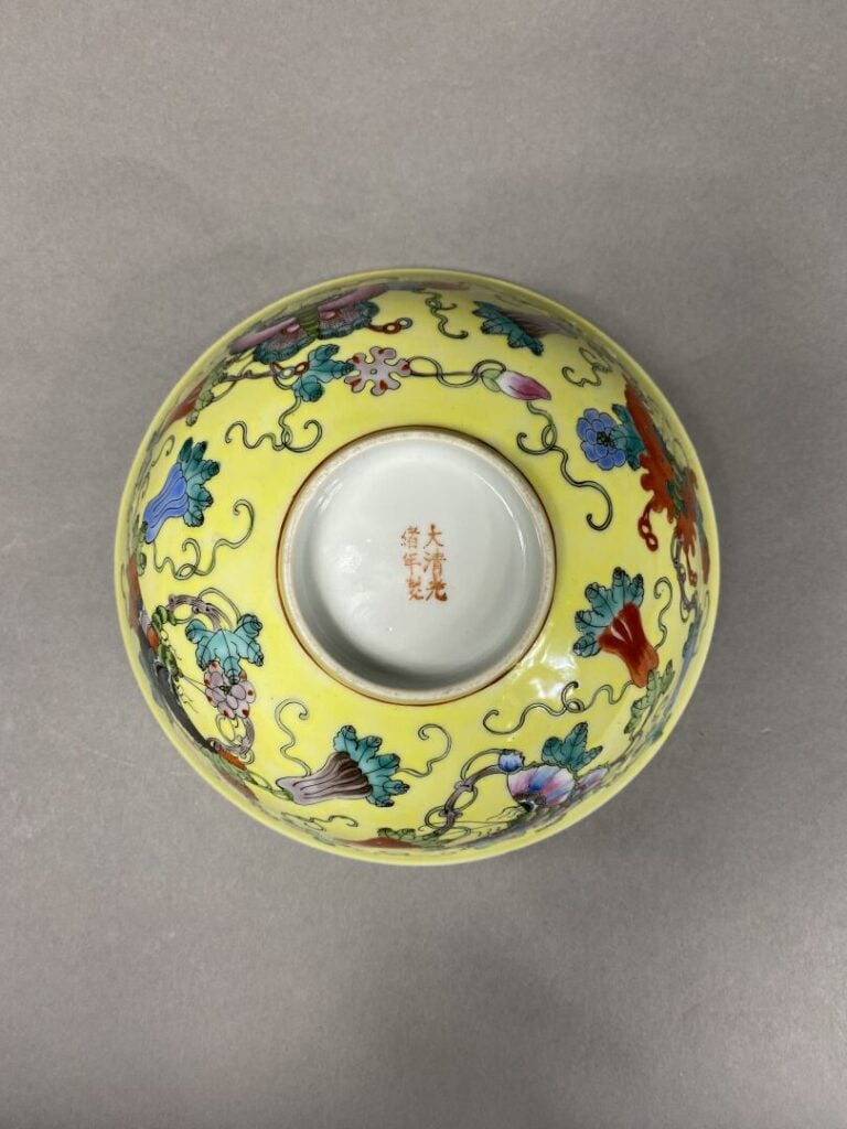 Chine - Bol en porcelaine et émaux polychromes sur fond jaune pâle à décor de f…