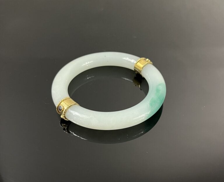 Chine - Bracelet en jonc imitant le jade, ajout de deux cerclages torsadés en o…