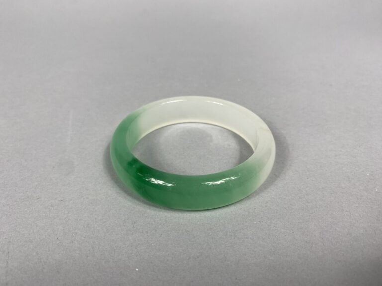 Chine - Bracelet jonc en jade nuancé - Diam : 6 cm - Poids : 60.9 g - (probable…