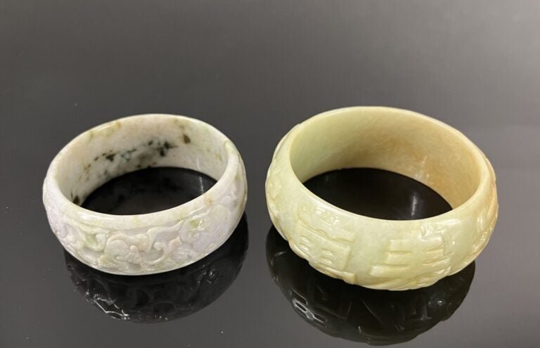 Chine - Bracelet jonc imitant le jade infusé vert et légèrement lavande à décor…