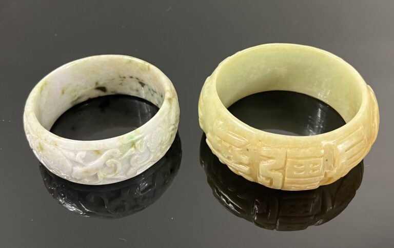 Chine - Bracelet jonc imitant le jade infusé vert et légèrement lavande à décor…