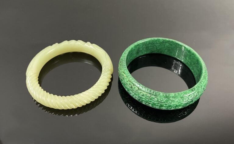 Chine - Bracelet jonc plat imitant le jade à décor sculpté de sapèques et volut…