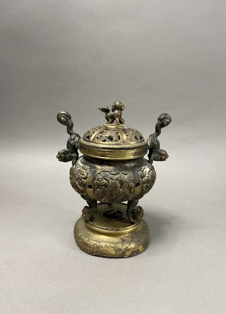 Chine - Brûle-parfum en bronze à décor de personnages dans des registres. Le co…