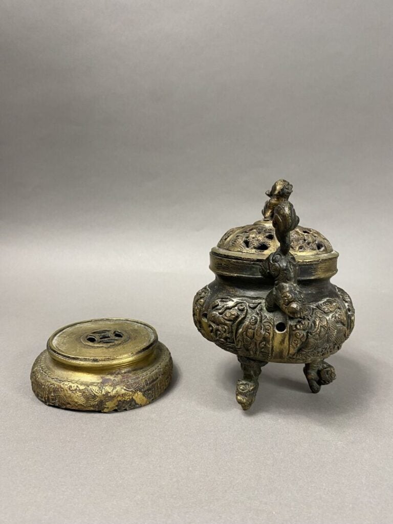 Chine - Brûle-parfum en bronze à décor de personnages dans des registres. Le co…