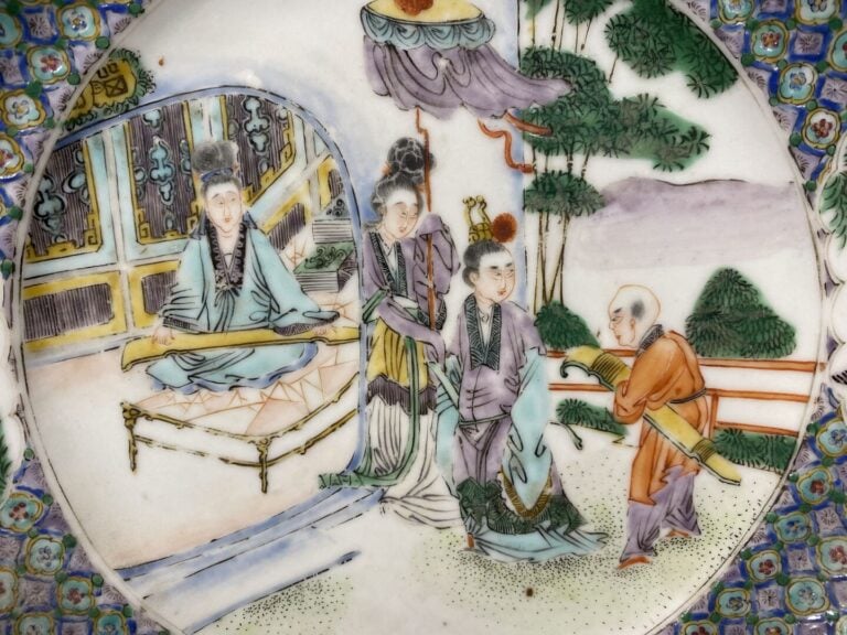 Chine, Canton - Assiette en céramique émaillée polychrome ornée d'une scène de…
