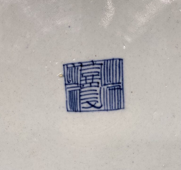 Chine, Canton - Assiette en porcelaine émaillée à décor de papillons, insectes…
