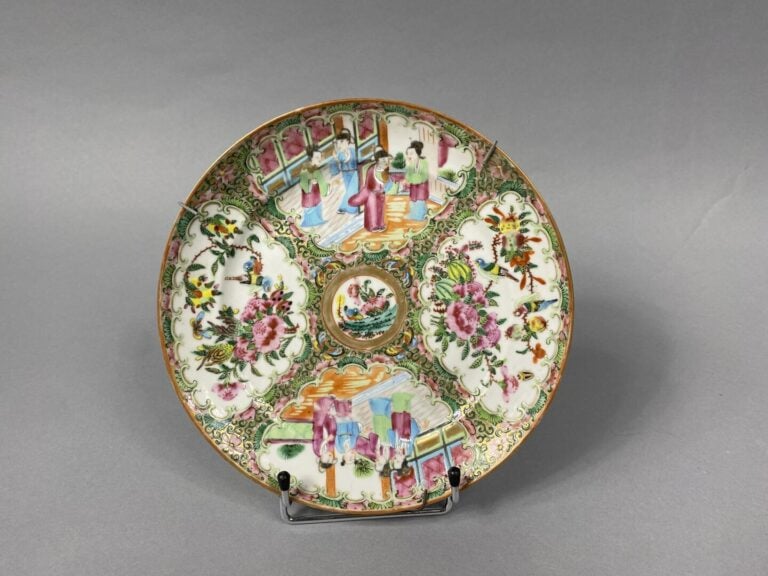 Chine, Canton - Assiette en porcelaine émaillée dans le style de la famille ros…