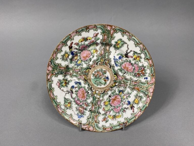 Chine, Canton - Assiette en porcelaine émaillée dans le style de la famille ros…