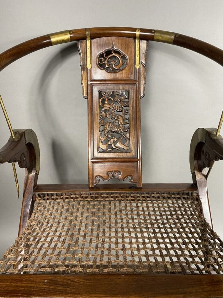 Chine - Chaise pliante en bois mouluré, sculpté et incrustations de laiton doré…