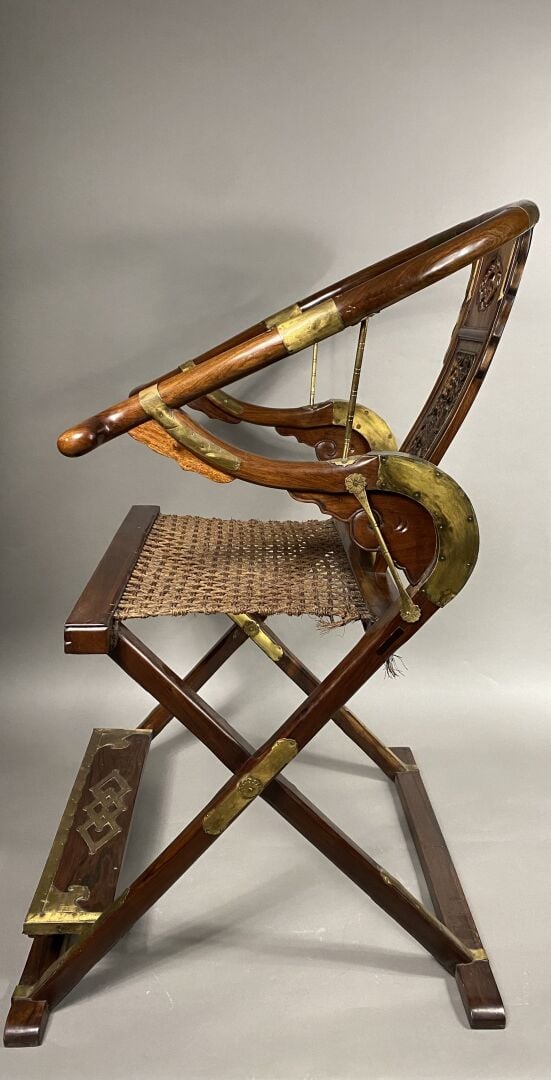 Chine - Chaise pliante en bois mouluré, sculpté et incrustations de laiton doré…
