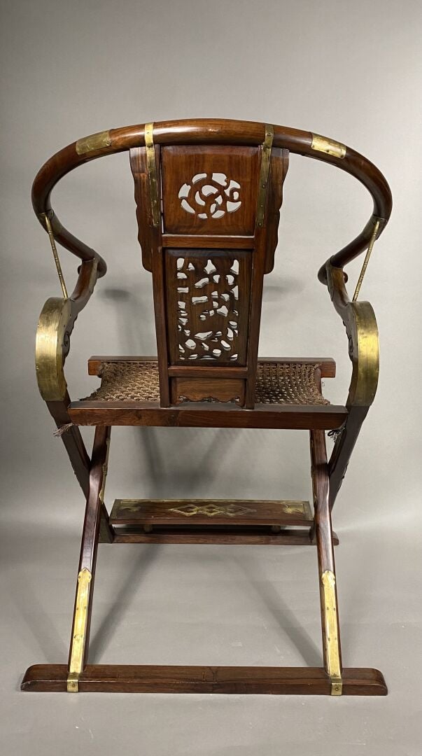 Chine - Chaise pliante en bois mouluré, sculpté et incrustations de laiton doré…