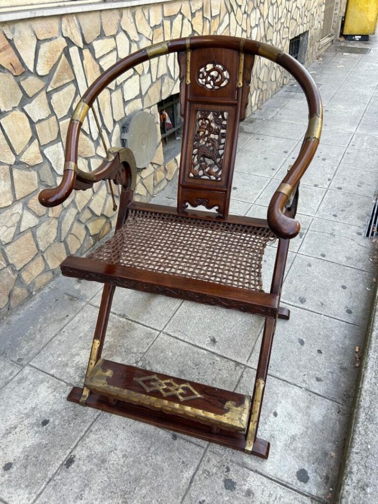 Chine - Chaise pliante en bois mouluré, sculpté et incrustations de laiton doré…