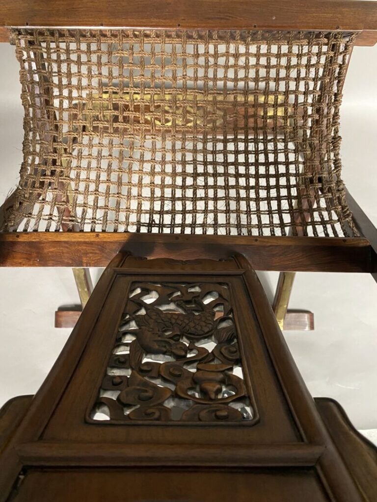 Chine - Chaise pliante en bois mouluré, sculpté et incrustations de laiton doré…