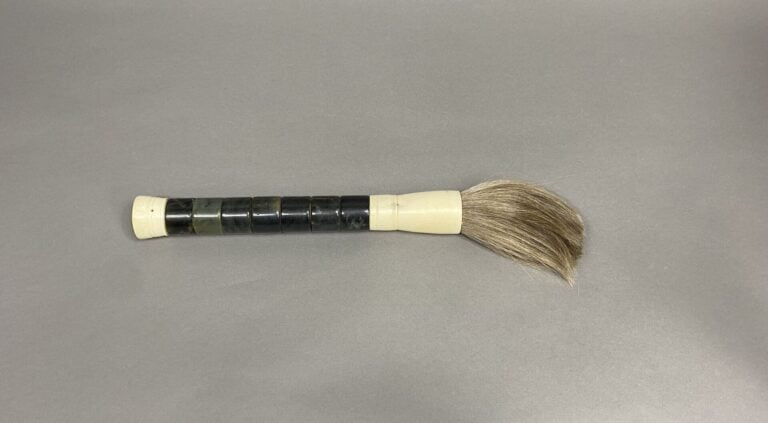 Chine - Chasse-mouche / pinceau en os et bagues en pierre dure imitant le jade…