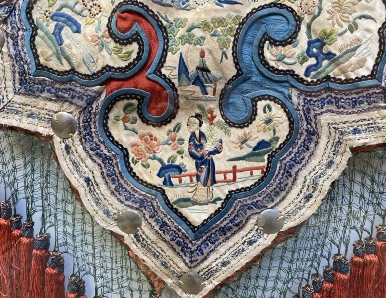 Chine - Col plastron ou de robe en soie et tissu brodée orné de personnages par…