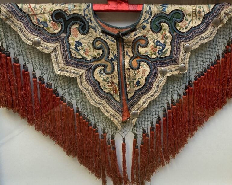 Chine - Col plastron ou de robe en soie et tissu brodée orné de personnages par…