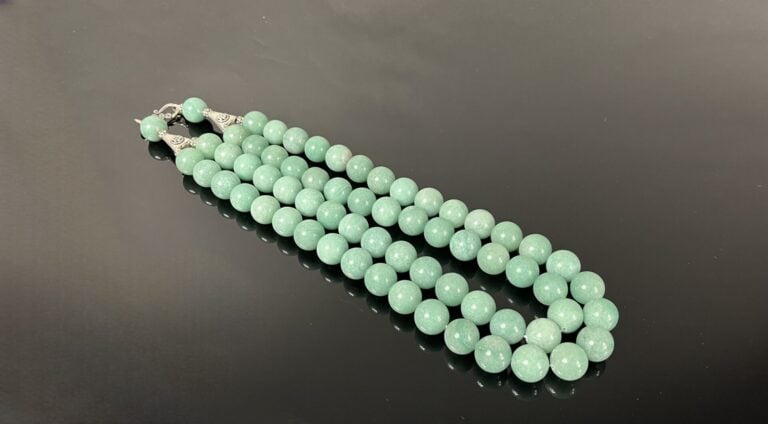 Chine - Collier formé de perles imitant le jade - L: 50 cm - On joint un grand…