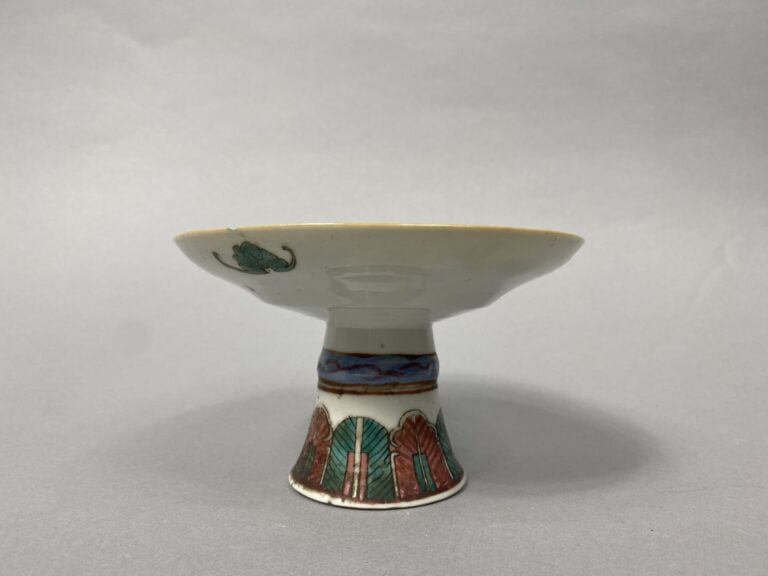 Chine - Coupe sur piédouche en porcelaine émaillée polychrome à décor de branch…