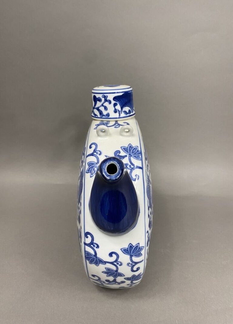 Chine, dans le goût - Importante théière en céramique émaillée bleu à décor de…