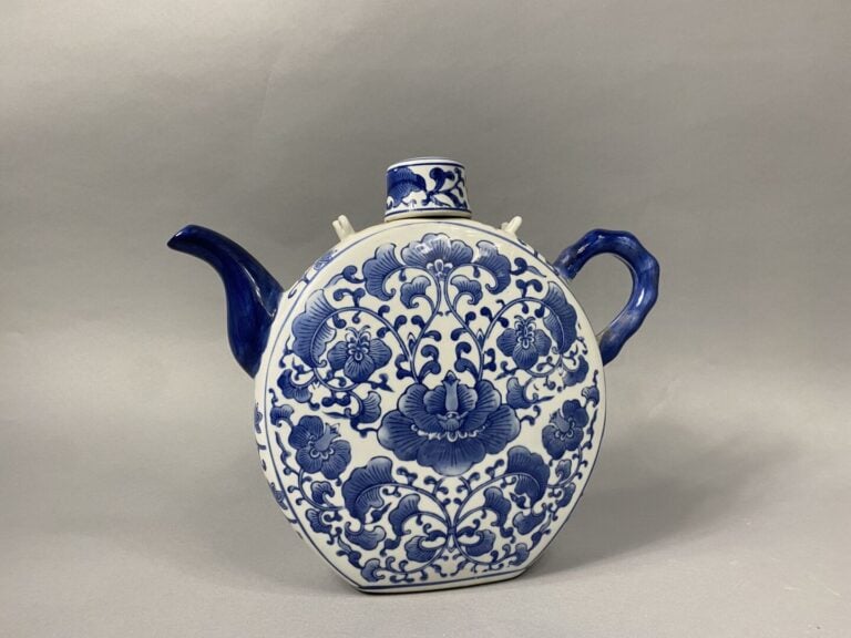 Chine, dans le goût - Importante théière en céramique émaillée bleu à décor de…
