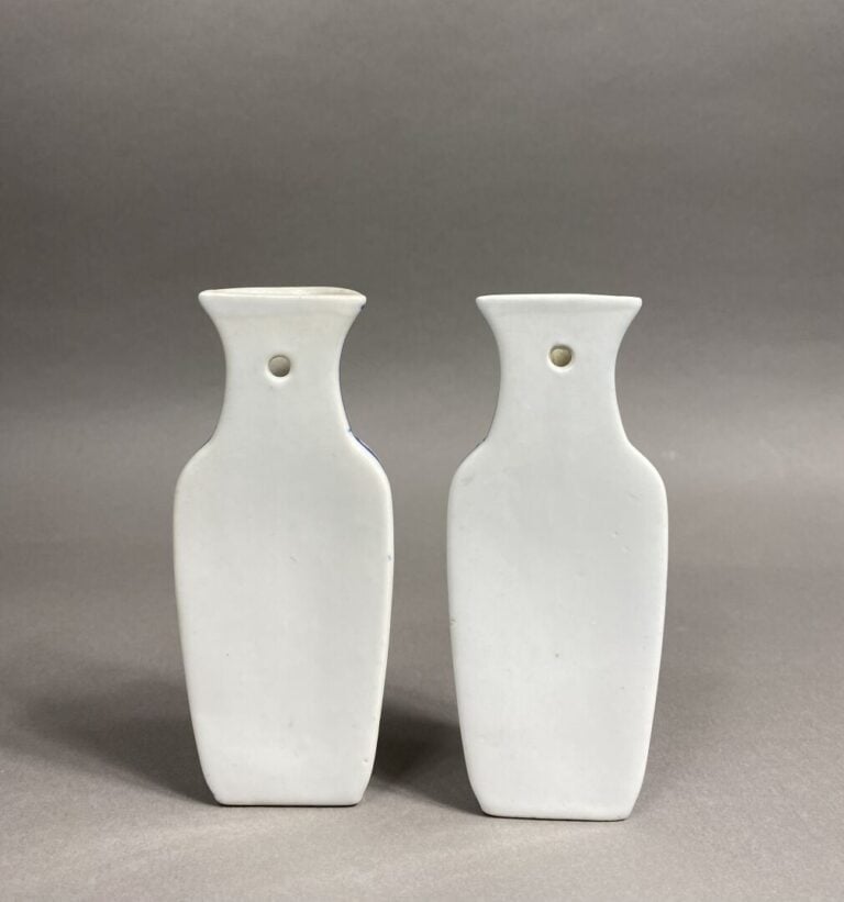 Chine, dans le goût - Paire de vases d'appliques en porcelaine bleu blanc à déc…