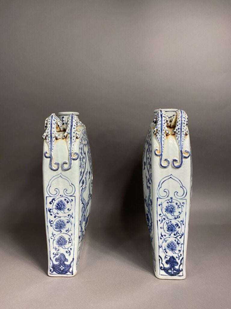 Chine, dans le style des Yuan - Paire de gourdes de pèlerin dite "pilgrim flask…