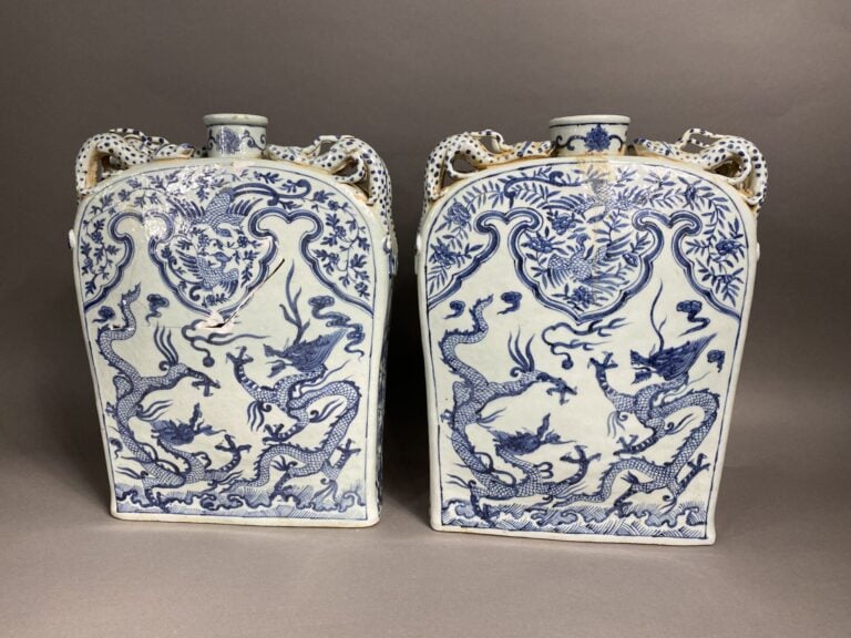 Chine, dans le style des Yuan - Paire de gourdes de pèlerin dite "pilgrim flask…