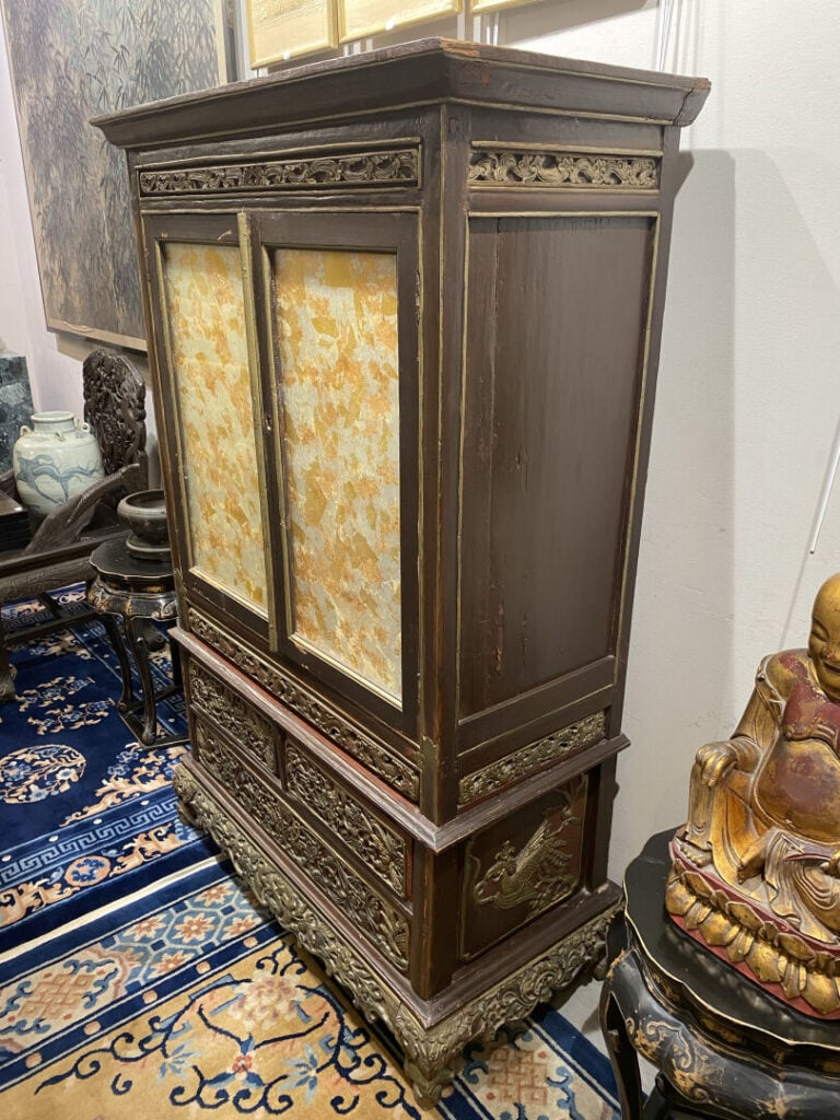 Chine du Sud - Cabinet en bois à deux corps ouvrant à deux vantaux vitrés en pa…